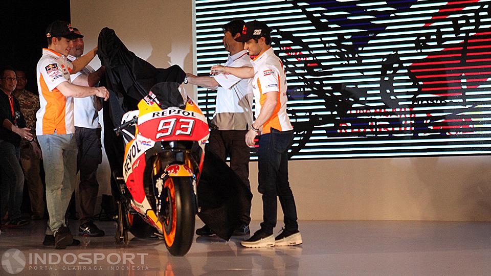 Marc Marquez dan Dani Pedrosa dalam peluncuran motor baru di JIExpo Kemayoran, Jakarta. - INDOSPORT